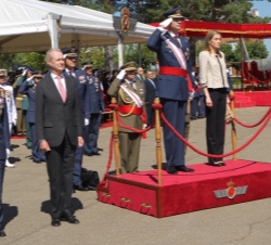 Don Felipe y Doña Letizia durante la interpretación del Himno Nacional